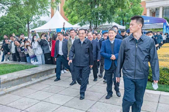 中國國務院總理李克強(中)18日赴雲南考察，全程隨扈與當地民眾許多都未佩戴口罩。（微博）