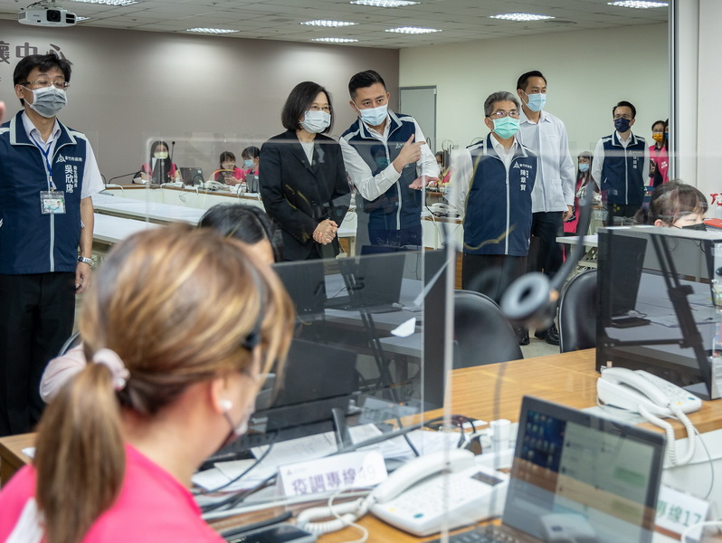 蔡英文總統19日前往新竹市視察居家照護關懷中心，強調政府將竭盡所能改進防疫物資及政策措施等因應作為。(總統府提供)