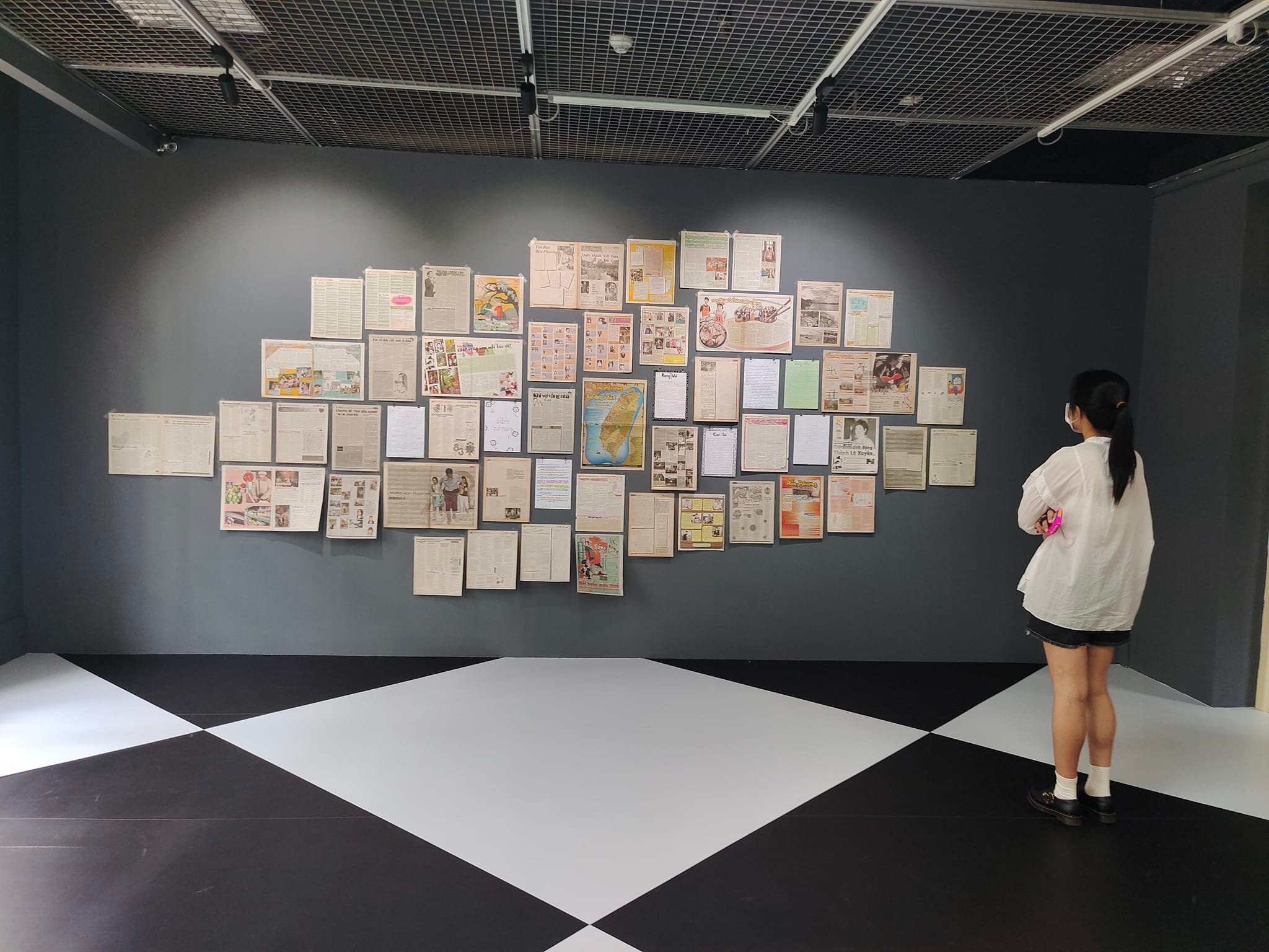 「非遊記」特展場館一隅被設計成台北車站候車大廳，許多移工假日就在此聚集。(圖：夏治平攝)