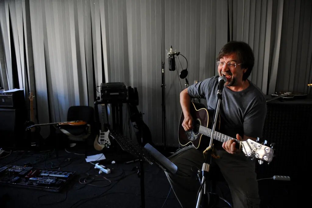 俄羅斯傳奇搖滾歌手謝夫楚克(Yuri Shevchuk)遭俄羅斯軍隊以「抹黑」的罪名起訴。(圖 : Twitter)