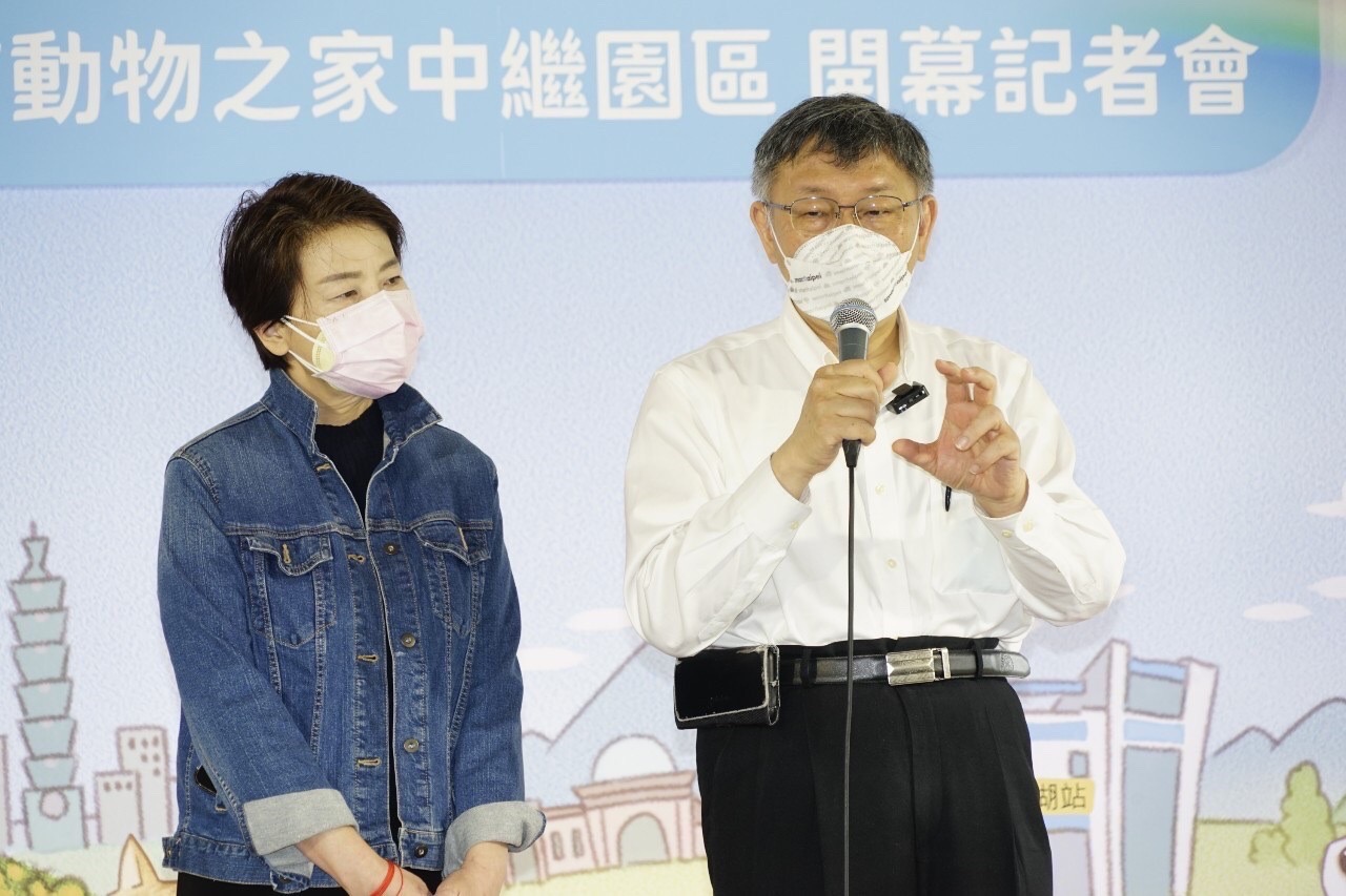 對於指揮中心放寬護病比，柯文哲(右)21日表示，這是戰略與戰術矛盾。(台北市政府提供)