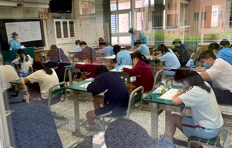 111年國中教育會考首度以108課綱命題，題組和跨領域題目增加，但總題數減少。(圖：中央社)