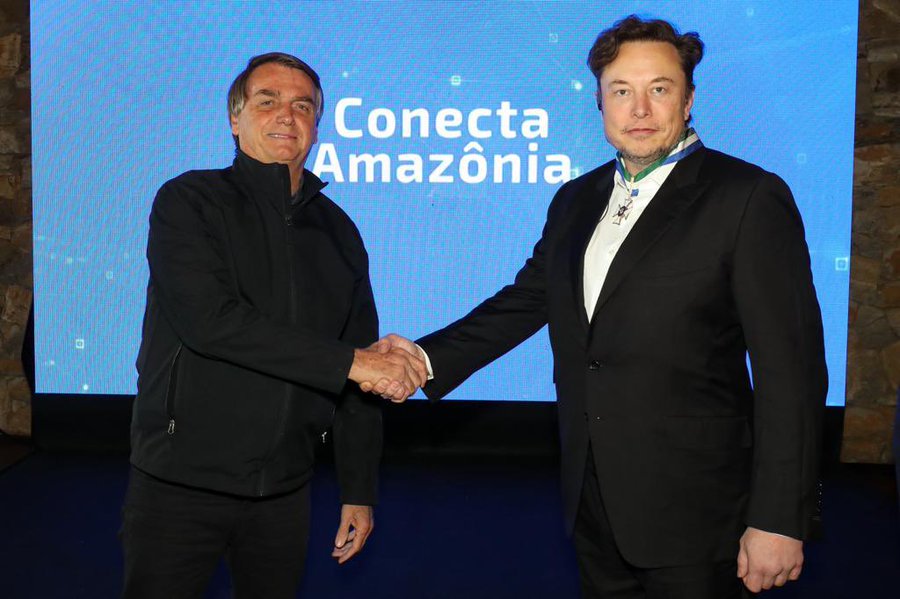 世界首富馬斯克(Elon Musk)（ 右）20日與巴西總統波索納洛(Jair Bolsonaro)會面。（ 推特）