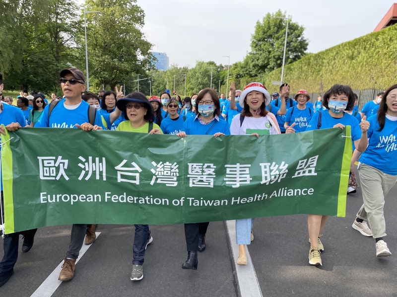 行動團團長衛福部次長李麗芬（右4）以及立委林靜儀（右3）、李德維、陳玉珍及王婉諭22日都出席WHO舉辦的言出必行健走活動，也呼籲世衛能說到做到，捍衛健康平權，不忽視所有人的健康。 (圖：中央社)