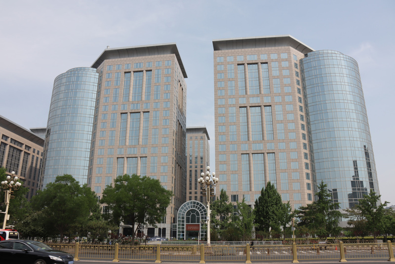 北京東城區21日下午到22日下午新增了7例COVID-19病例，商辦大樓東方廣場（圖）所有區域被劃為封控區。至23日上午，北京首都核心功能區的城六區中，有4個區都居家辦公，僅剩中南海所在的西城區和東城區尚未有相關限制，形同「疫情包圍中樞」。 (圖：中央社)