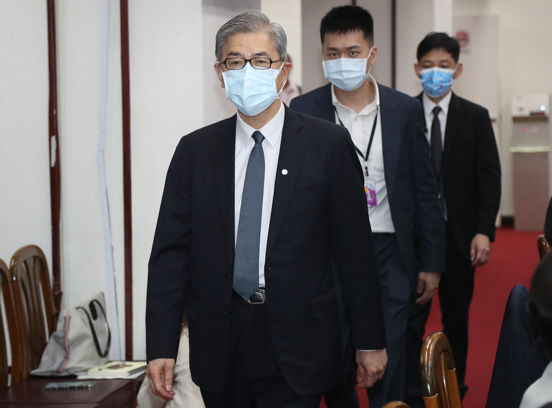 金管會主委黃天牧（前）24日說明，金管會會承擔監理機關該負的責任，解決防疫保單問題。(圖：中央社)