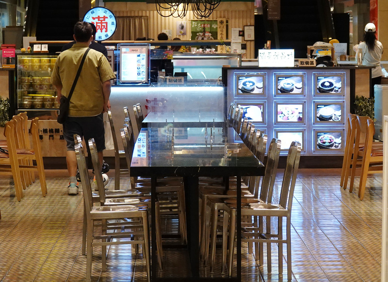 疫情持續，餐飲業受到不小衝擊，圖為台北市東區百貨美食街。 (資料照片／中央社)