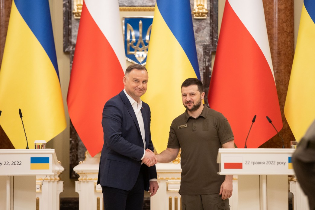 波蘭總統杜達(Andrzej Duda)(左)訪問烏克蘭，並與烏克蘭總統澤倫斯基(Volodymyr Zelensky)(右)會談後舉行記者會。（烏克蘭總統府)