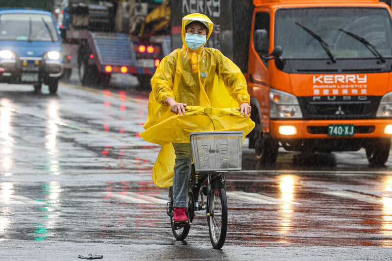 中央氣象局25日表示，這波鋒面在今晚到明天雨勢最明顯。(圖：中央社)