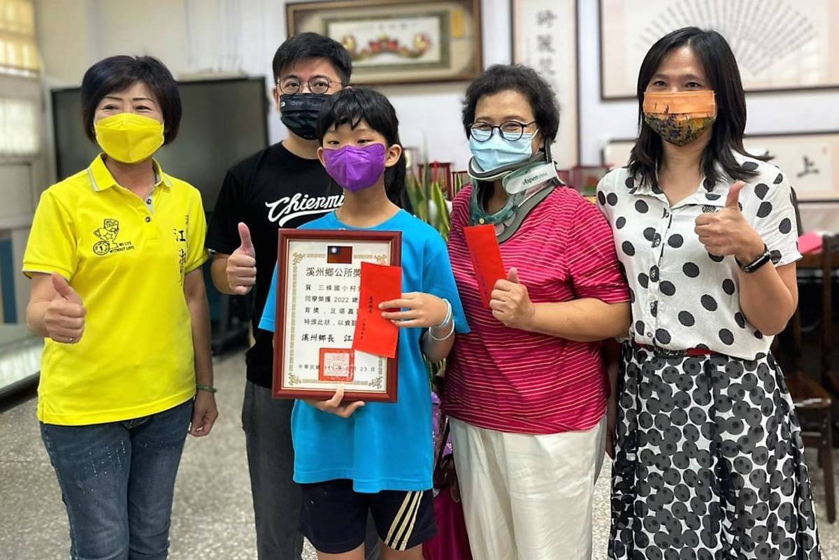 彰化縣三條國小學生柯舒妮(中)和外婆(右二)相互扶持。(三條國小提供)