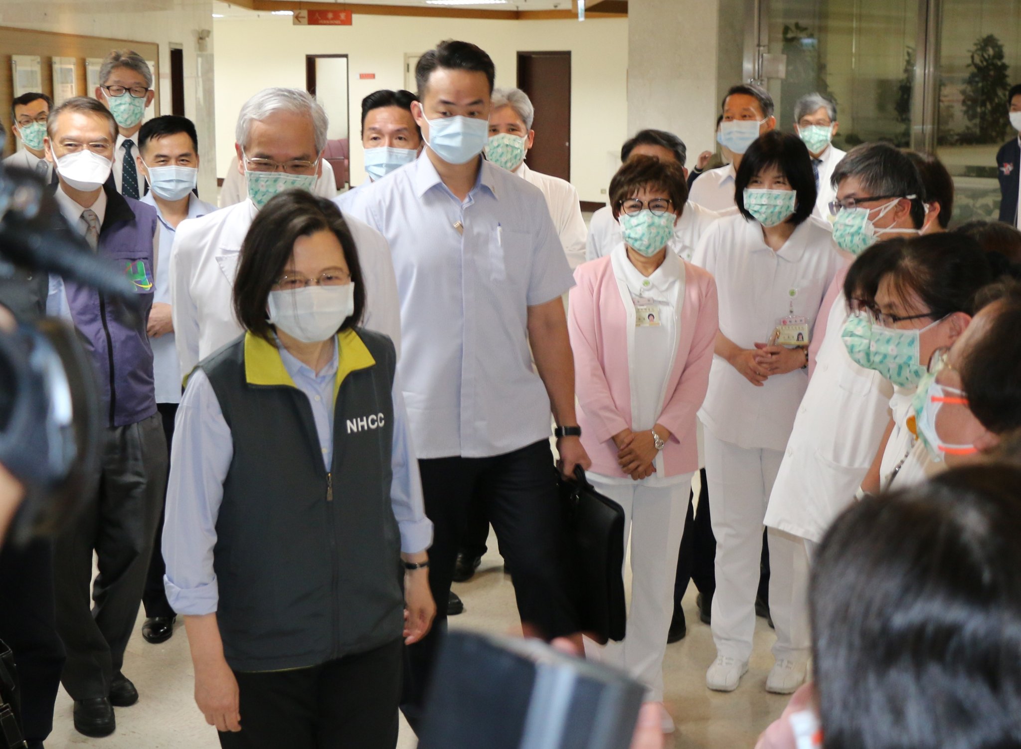 蔡英文總統24日在台北市副市長黃珊珊陪同下到台北榮民總醫院視察，並慰問醫護人員。(圖:榮總臉書)