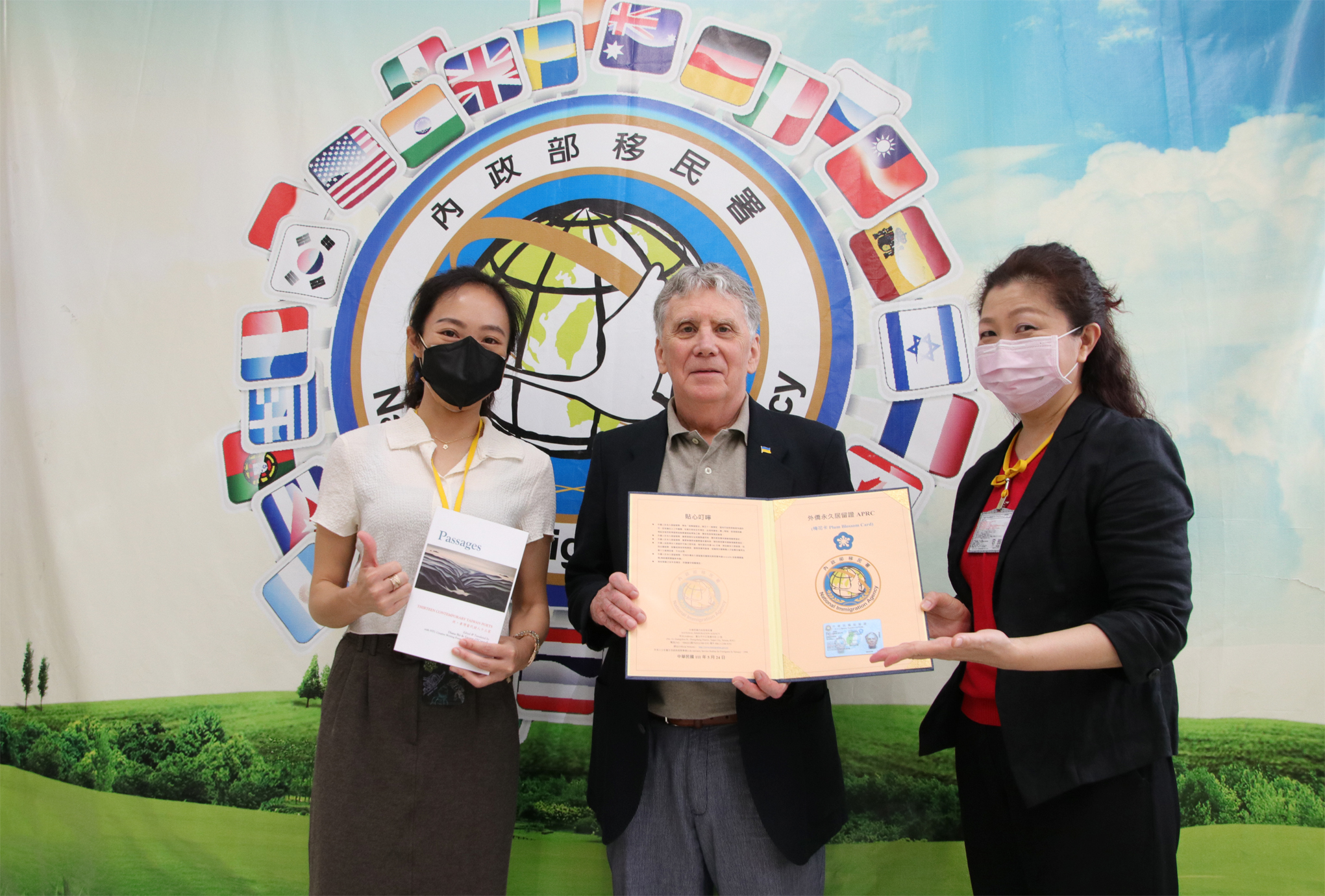 美國詩人喬直(中)24日獲移民署頒發「梅花卡」。(移民署提供)