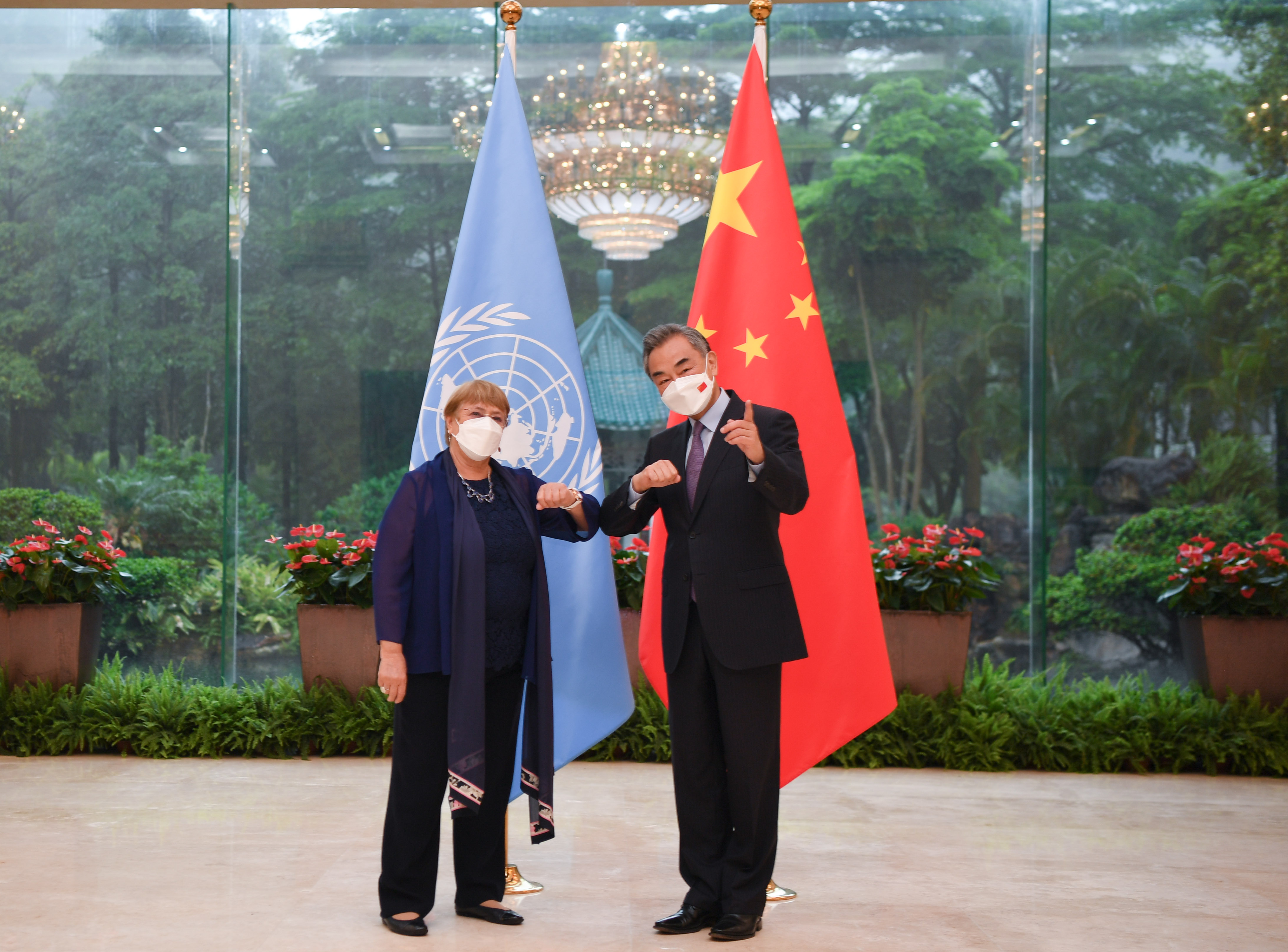 聯合國人權事務高級專員巴舍萊(Michelle Bachelet)與中國外長王毅會面。(AFP)