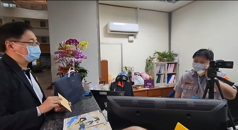 國民黨桃園市長參選人張善政（左）25日低調前往桃園市議會，親自請警衛協助將禮品與端午節賀卡轉交給議長邱奕勝，但經警衛請示後，對方轉達「謝謝，端午節快樂」，仍不願收下，張善政當下則回「連卡片都不收嗎，好的，謝謝」，隨後轉身離去。（翻攝照片） (圖：中央社)
