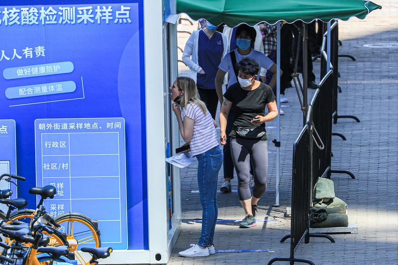 圖為北京市朝陽區一處核酸採樣點。（中新社提供） (圖：中央社)