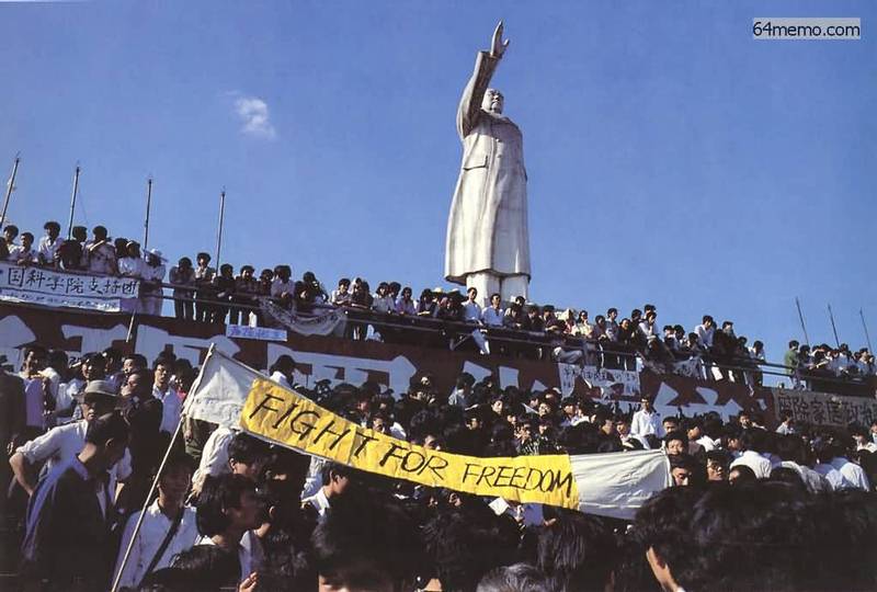 六四不僅是1989年6月4日那一天的廣場槍聲，其實啟迪民智的火炬是伴隨對毛澤東時代的反思和檢討引發了人民對獨裁的抗爭。(1989.5.25／六四檔案)