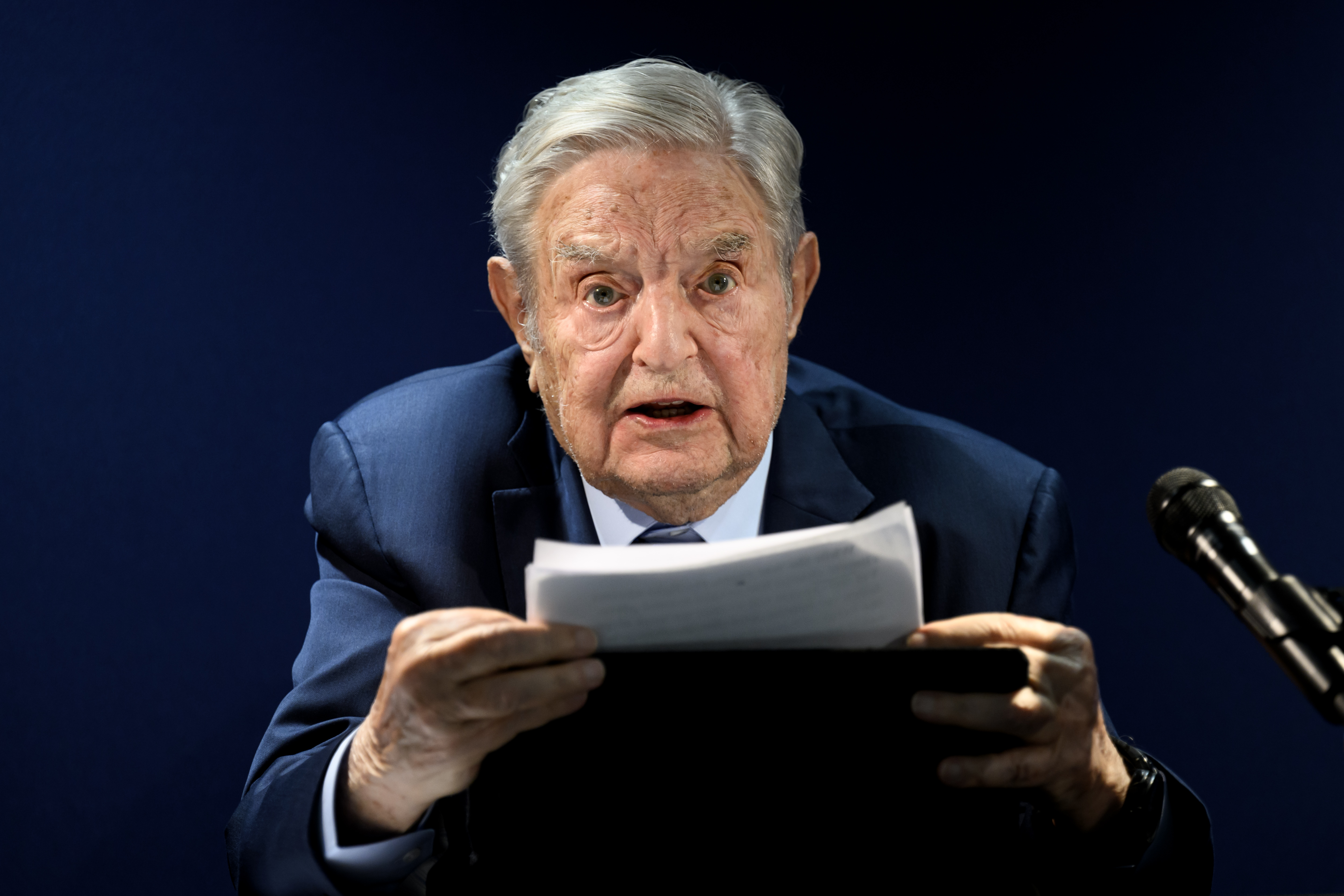 匈牙利出生的投資大師兼慈善家索羅斯(George Soros)在瑞士達沃斯(Davos)舉行世界經濟論壇(World Economic Forum)期間，於場邊晚宴發表演說。(AFP)
