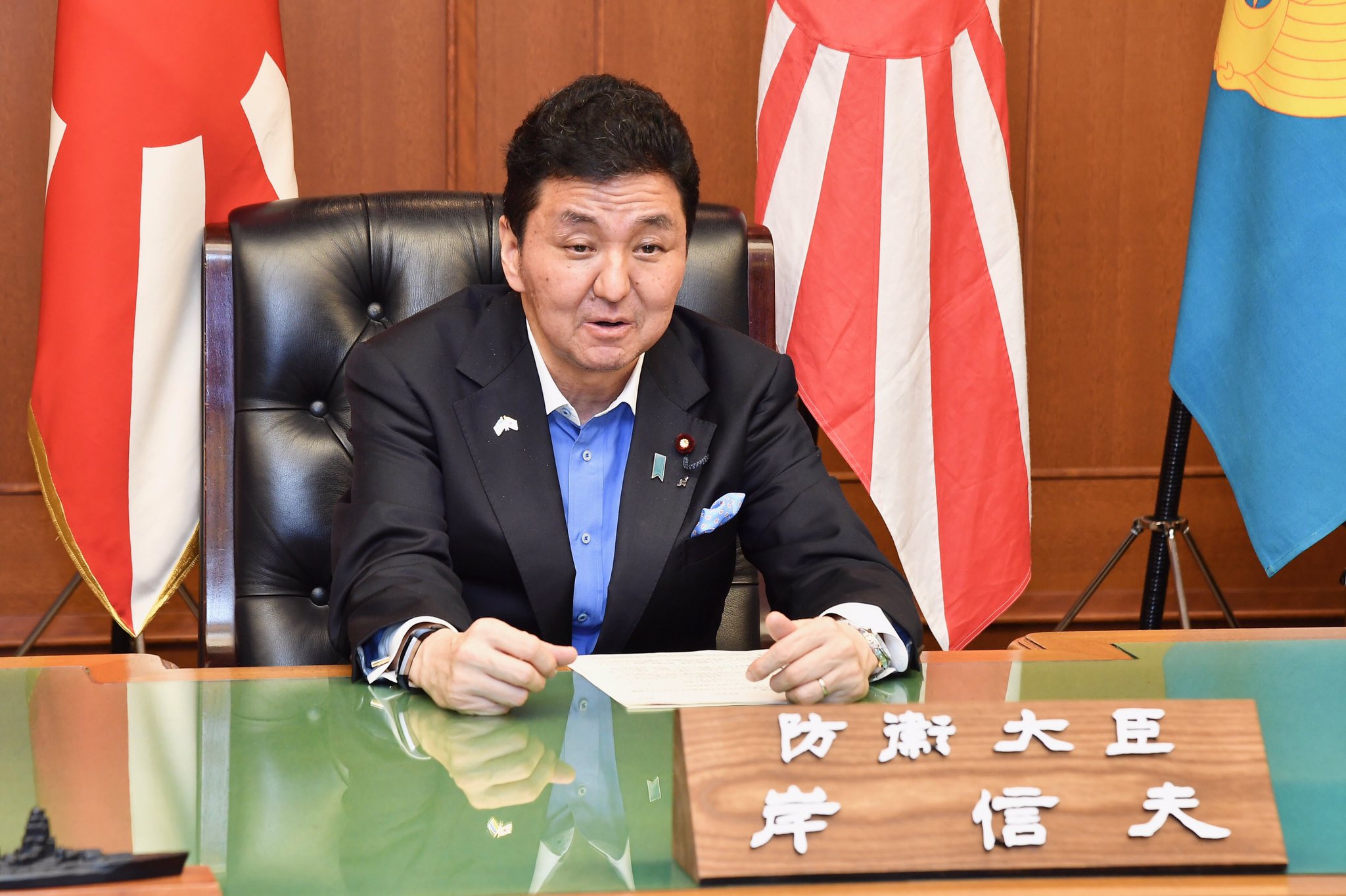 日本防衛大臣岸信夫將轉任負責國家安保事務的首相輔佐官。(推特)