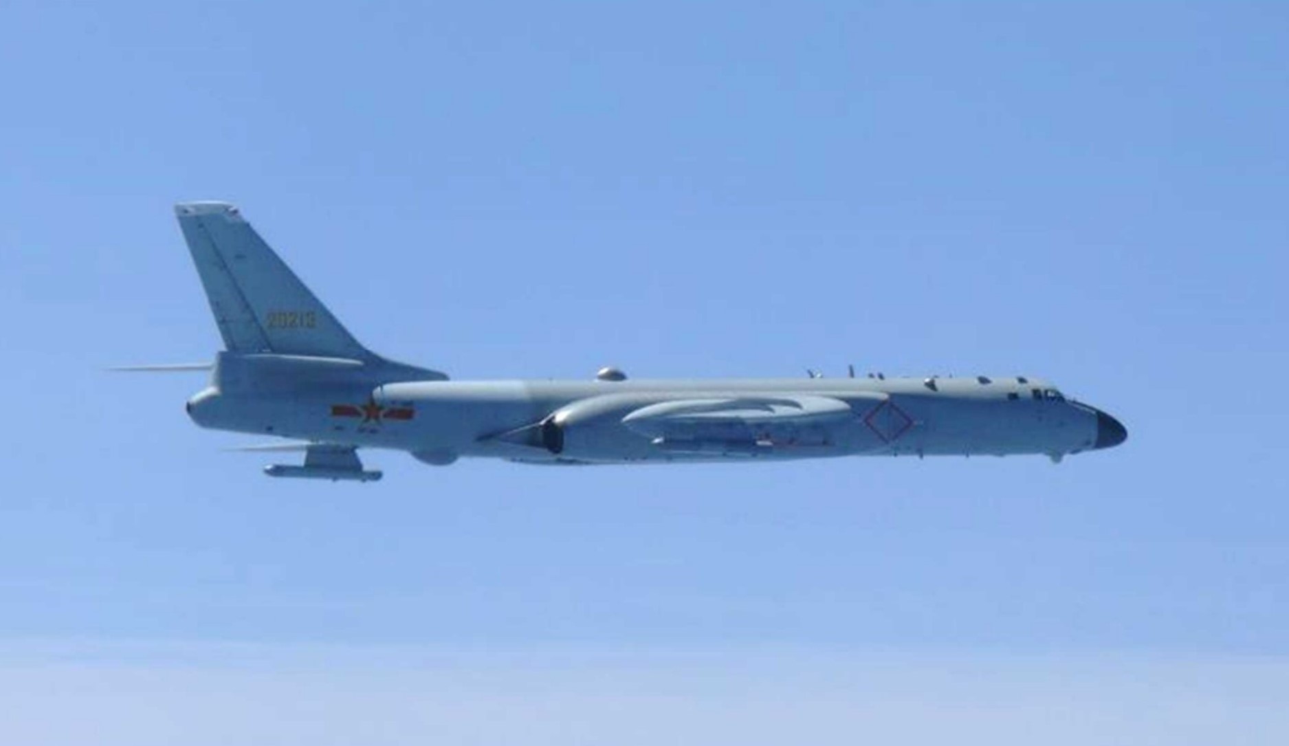 圖為在日本周邊飛行的中國轟-6(H-6)轟炸機， 攝於5月24日。（日本防衛省推特）
