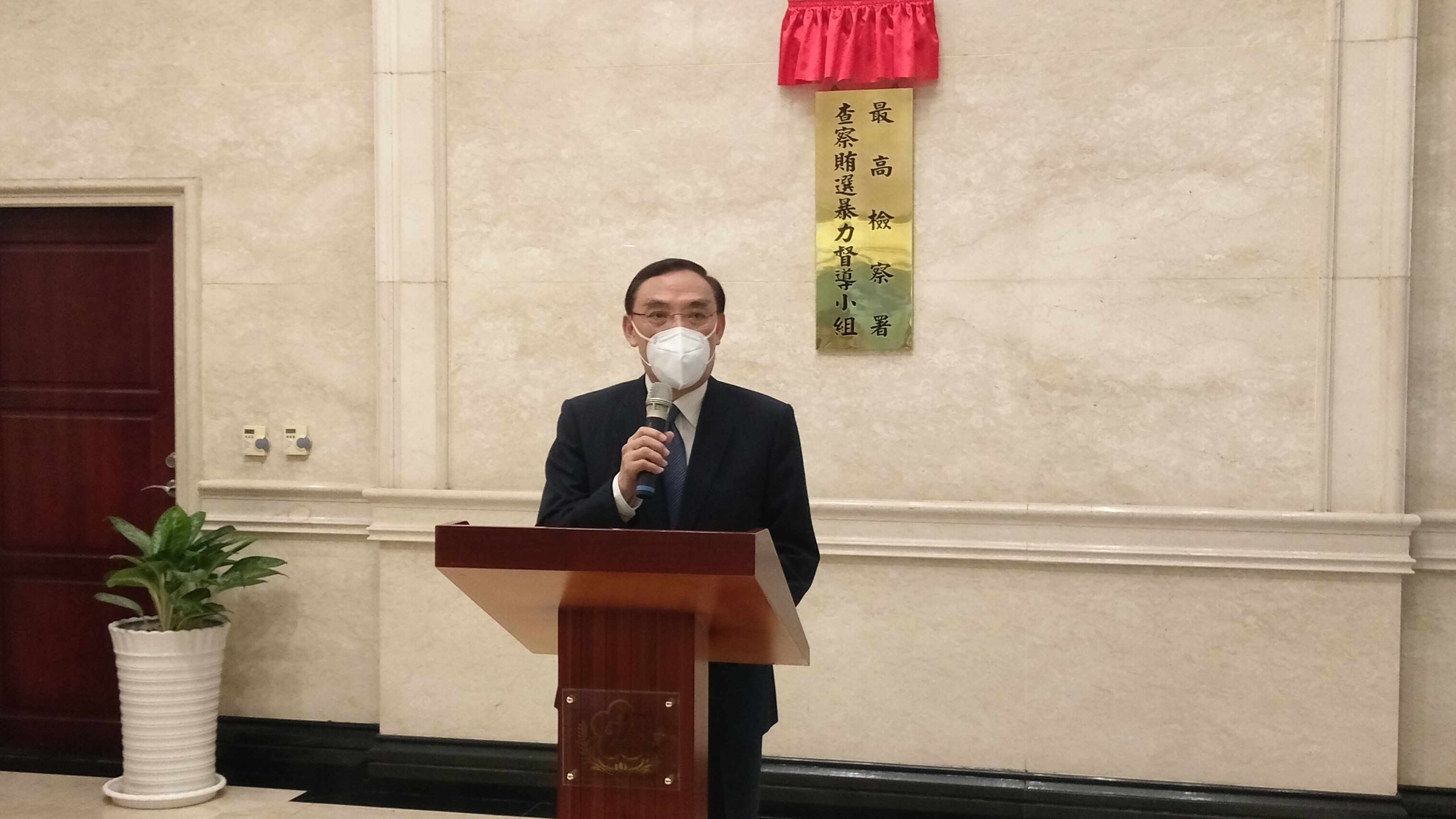 台南殺警案身分是凶嫌是外役監服刑逾期的犯人，外界質疑是否外役監管理鬆散。就此，法務部長蔡清祥23日下午表示，將通盤檢討外役監制度，提出修法。(陳國維 攝)