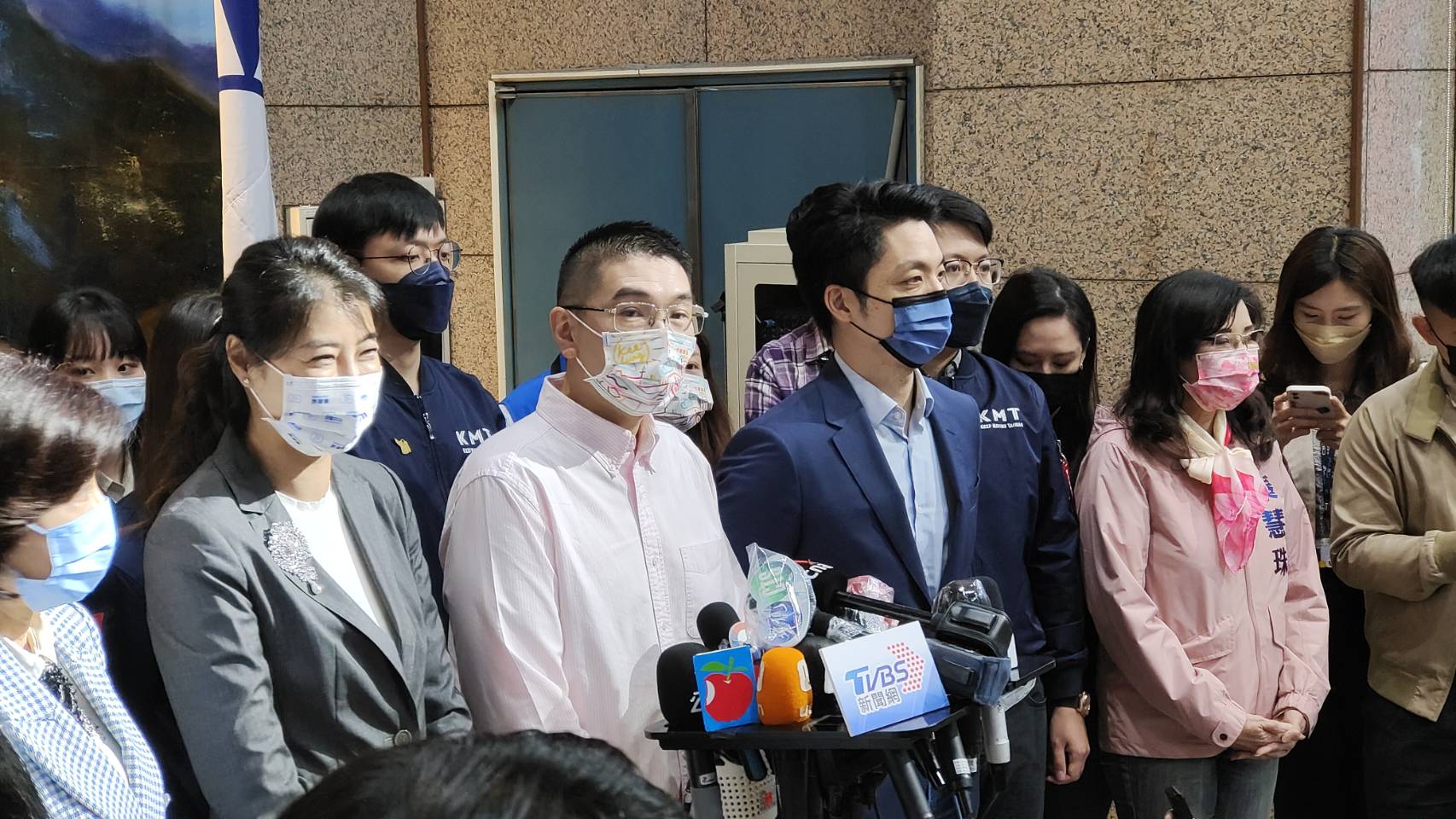 國民黨提名前立委謝國樑(中)、現任立委蔣萬安(前右二)和許淑華(前左二)分別參選基隆市長、台北市長和南投縣長。(王韋婷攝)