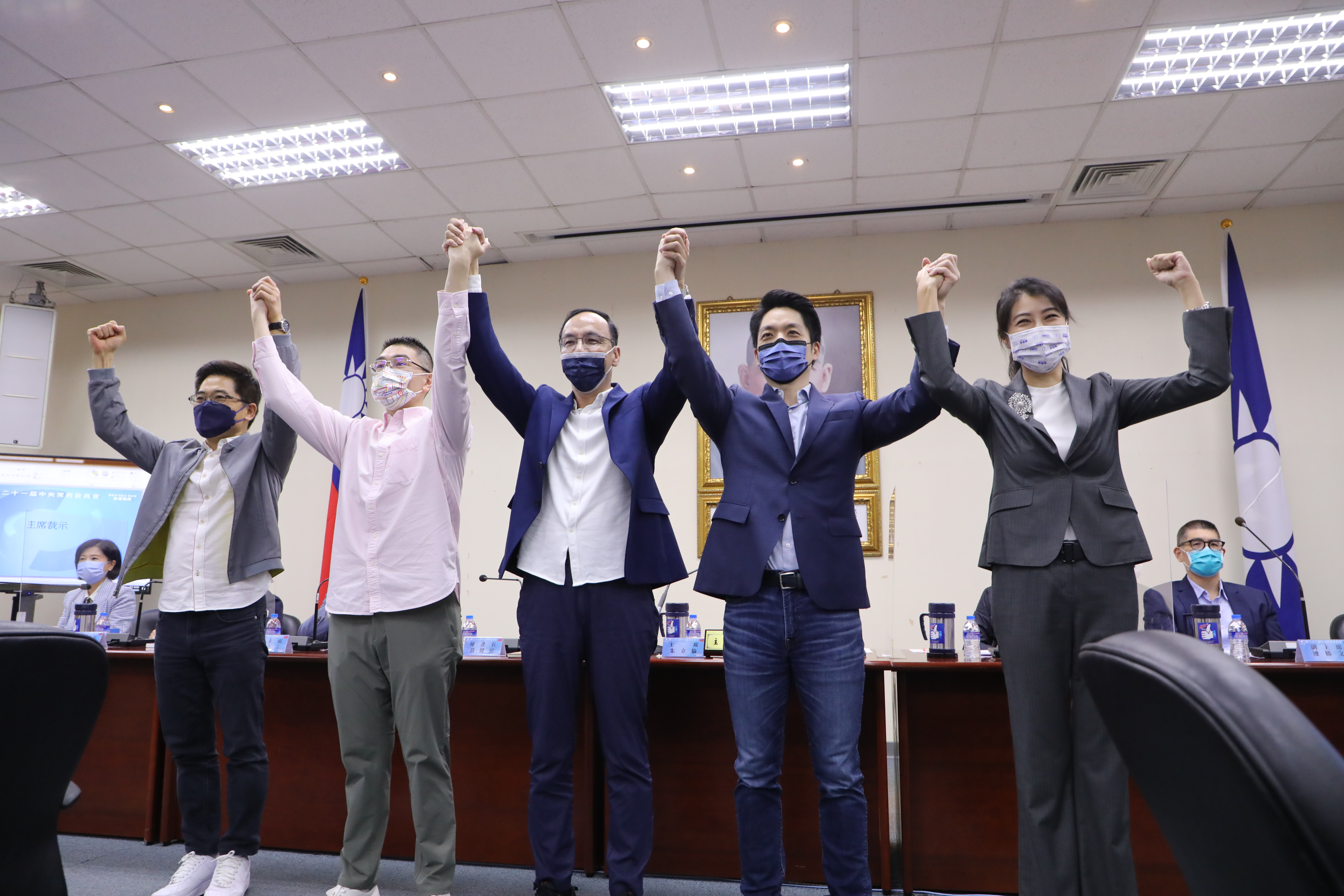 國民黨中常會25日通過提名立委許淑華(右一)參選南投縣長、立委蔣萬安(右二)參選台北市長、前立委謝國樑(左二)參選基隆市長。(國民黨提供)