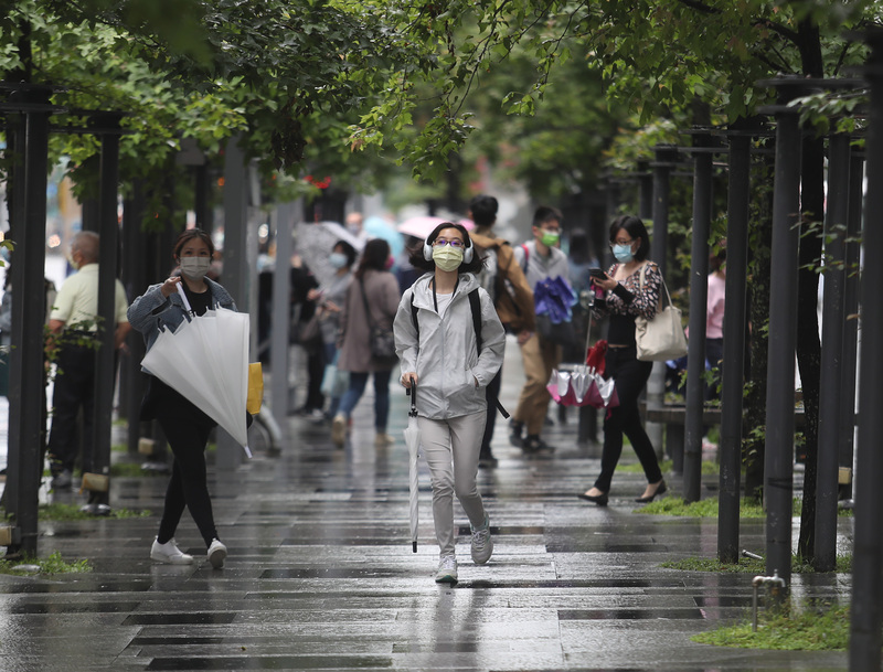 中央氣象局27日表示，晚間雨勢將會逐漸趨緩，28日以局部降雨為主。 (圖：中央社)