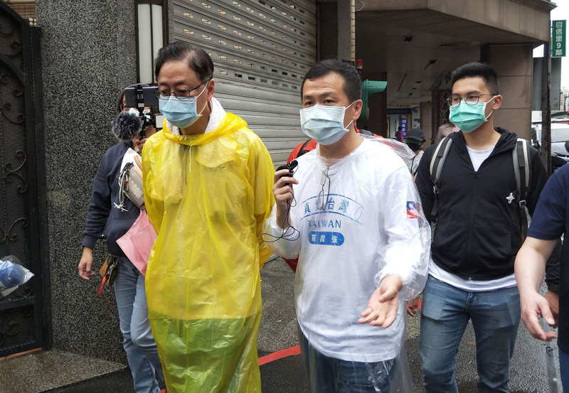 前北市議員羅智強宣布退出桃園市長選舉，國民黨桃園市長參選人張善政則貼文盼一起打造新桃園。圖為國民黨桃園市長參選人張善政(黃色雨衣者)日前與前台北市議員羅智強(白衣者)一同在中壢「祈福走桃園」。 (圖：中央社)