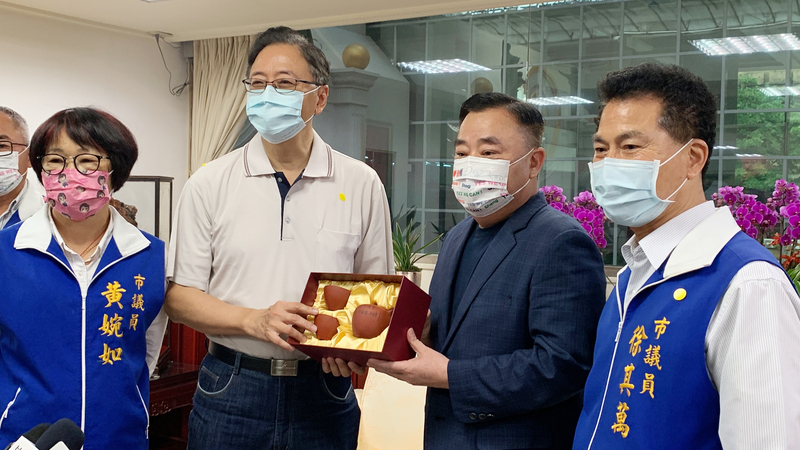 國民黨桃園市長參選人張善政（左2）26日上午前往桃園市議會拜會議長邱奕勝（右2），隨後閉門會議。 (圖：中央社)