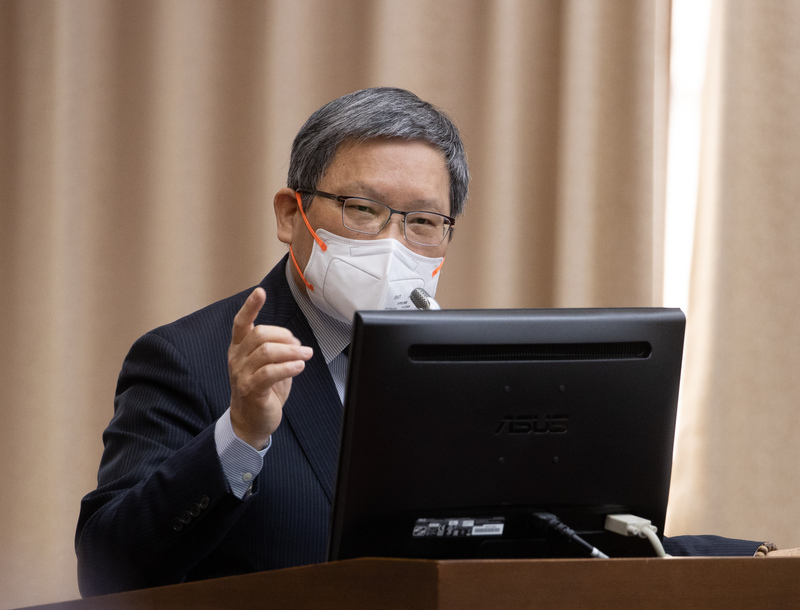 財政部長蘇建榮16日首度透露，自己在今年12月想「退下來了」。圖為蘇建榮在立院備詢情況。(資料照/圖:中央社)