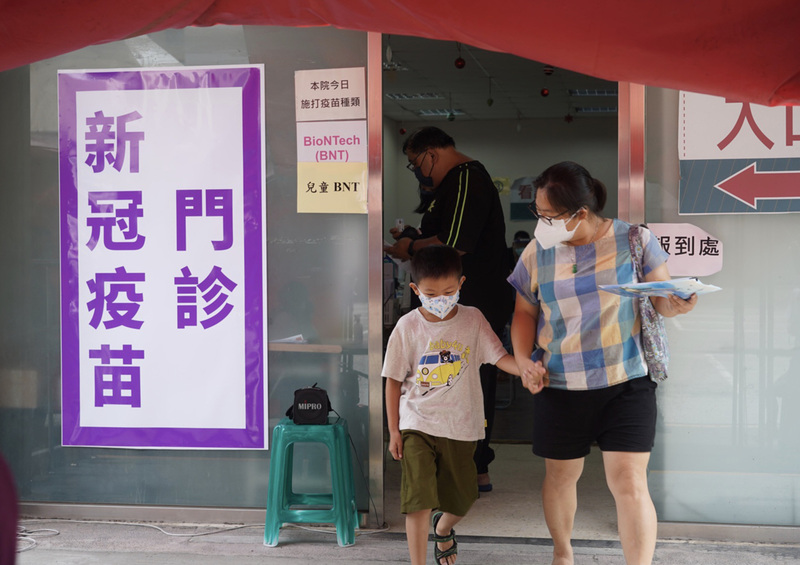衛福部16日指出，國內疫情處於廣泛社區流行高原期，有漸下降趨勢。圖為家長帶小朋友到醫院施打疫苗。(示意圖/圖：中央社)
