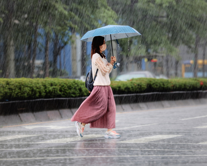 中央氣象局26日針對18縣市發布大雨或豪雨特報。(圖：中央社)