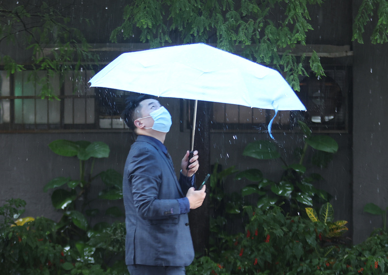 未來一週大多是高溫炎熱的天氣；31日台北及東北部可能有大雨。(圖：中央社)