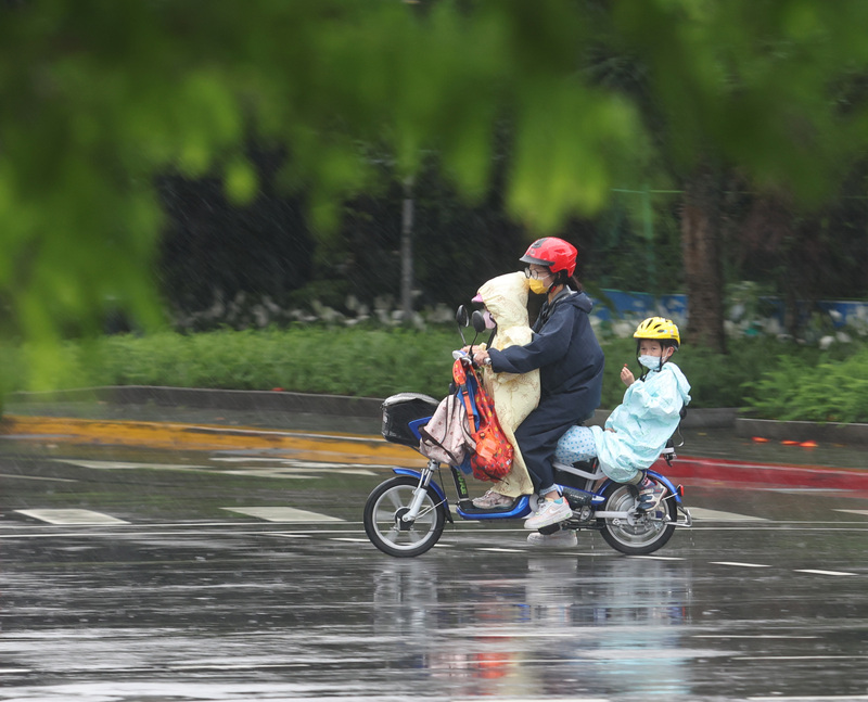 中央氣象局表示，26日下午到27日將是降雨較明顯，尤其中南部要注意短時強降雨。(圖：中央社)