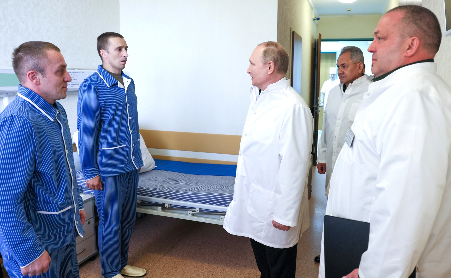 俄羅斯總統蒲亭（Vladimir Putin）25日首次會見受傷官兵。(圖:俄總統府)