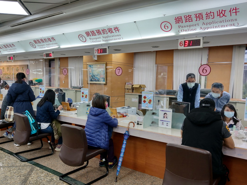外交部領事事務局將於6月1日啟用「申辦護照網路填表及照片上傳系統」，提供網路填表、照片上傳、線上預約三合一便民功能 (央廣檔案/記者王照坤 攝)