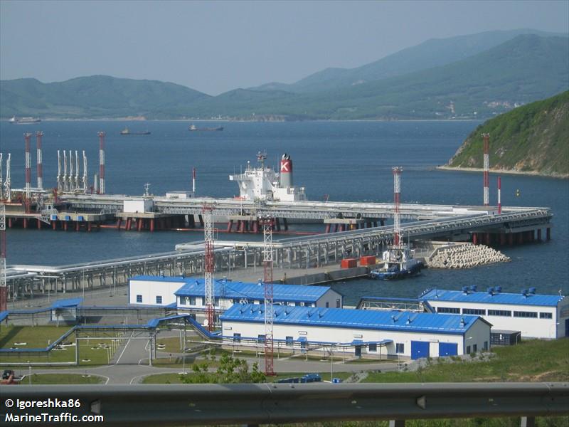 俄羅斯科茲米諾港(Kozmino)輸油設備與船隻。(圖：marinetraffic.com）