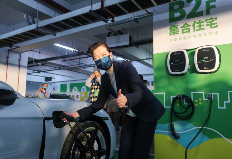 台灣電力公司27日在台北市區營業處舉辦「電動車充電示範場開幕儀式」，展示集合住宅充電設施配置，經濟部長王美花（前）出席揭幕。 (圖：中央社)