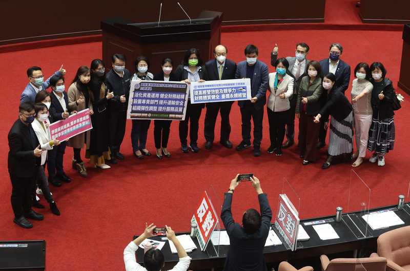 立法院會27日三讀通過攸關台鐵公司化的「國營台灣鐵路股份有限公司設置條例」，讓台鐵改革踏出關鍵的一步。 (圖：中央社)