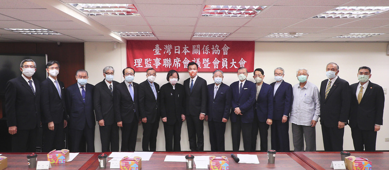 台灣日本關係協會27日通過會長邱義仁（左7）請辭案，及一致推舉前總統府秘書長蘇嘉全（右8）接任會長。（台灣日本關係協會提供）(圖：中央社)