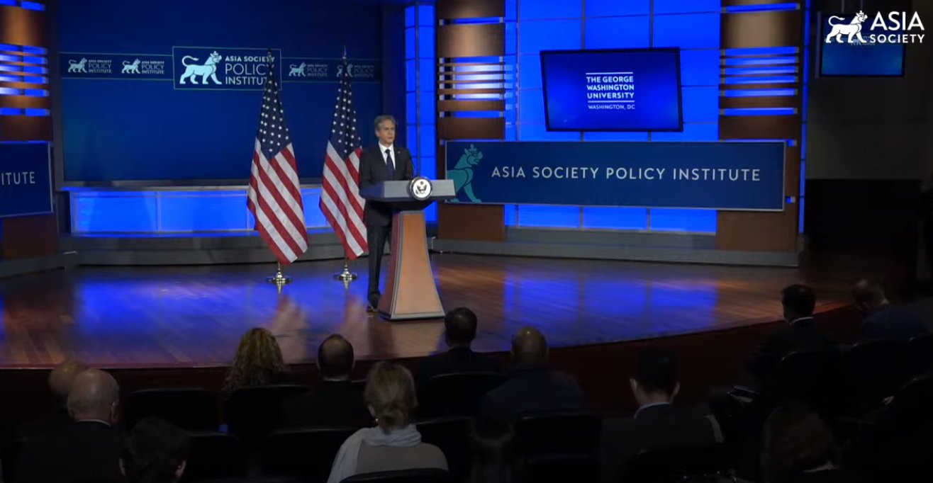 美國國務卿布林肯（Antony Blinken）26日在喬治華盛頓大學發表中國政策演說。 (圖：翻攝Asia Society YouTube)