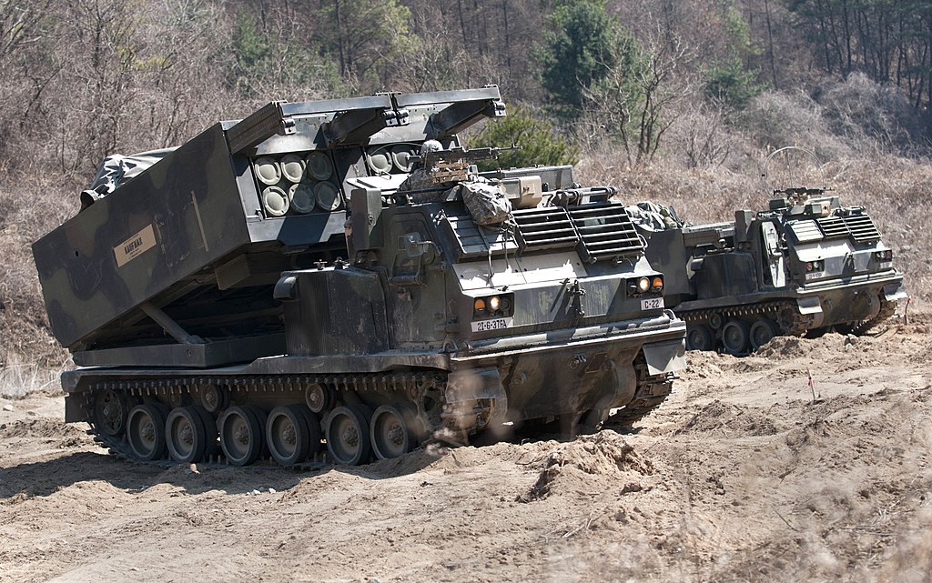 美國洛克希德公司生產的遠程多管火箭發射系統(MLRS)M270系統。（wikipedia)