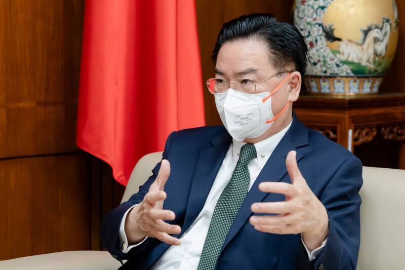 外交部長吳釗燮接受英國「旁觀者週刊」專訪，說明烏俄戰爭對台灣的啟示。（外交部提供） (圖：中央社)