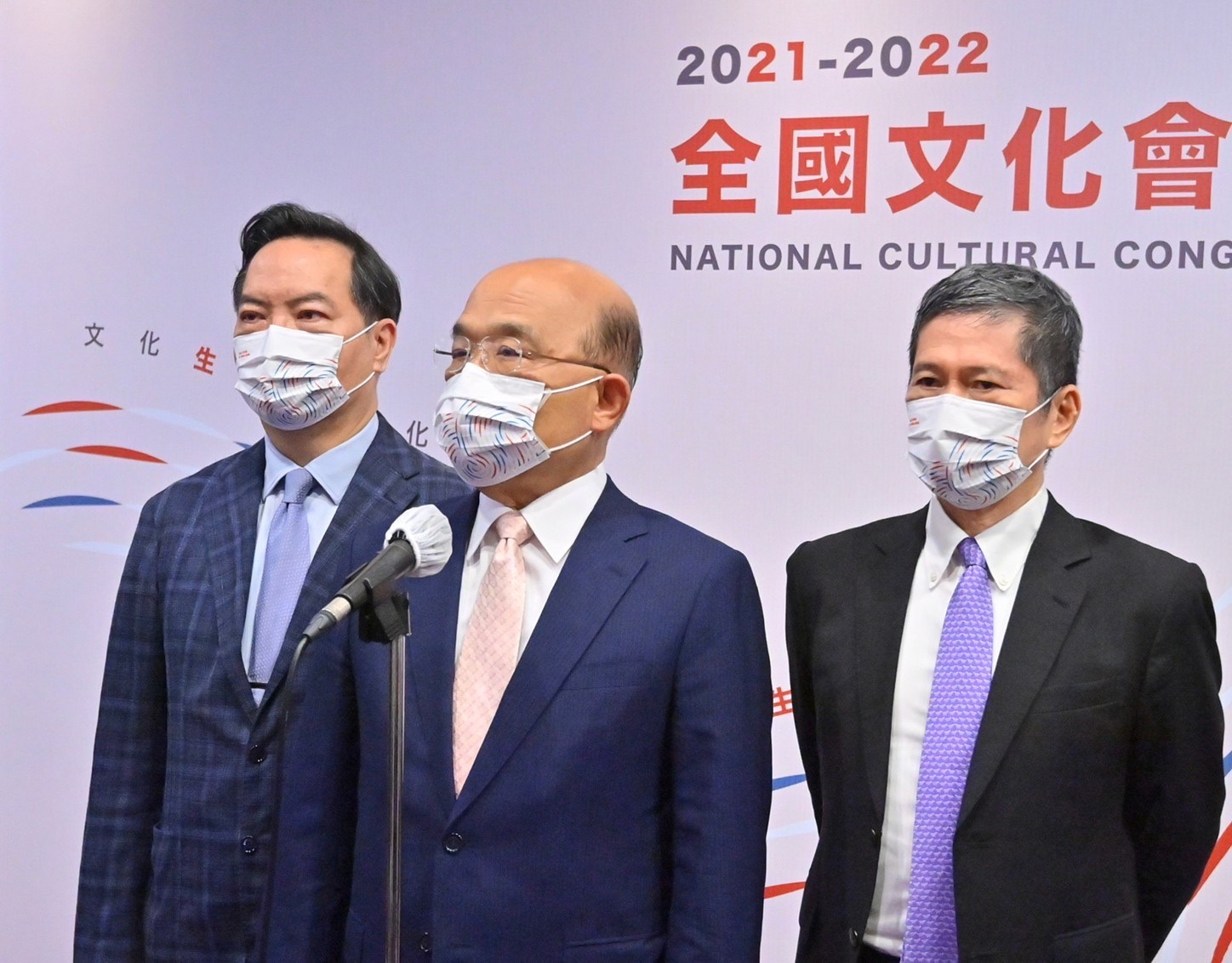 藝人郭彥均關於兒童染疫過世的貼文被網友出征，行政院長蘇貞昌表示，會究責查辦假訊息。(行政院提供)