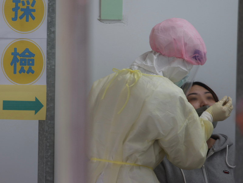 衛福部表示，採檢個案獎勵金每件500元，其中至少300元須分配給執行採檢及協助相關事務的工作人員。(圖：中央社)
