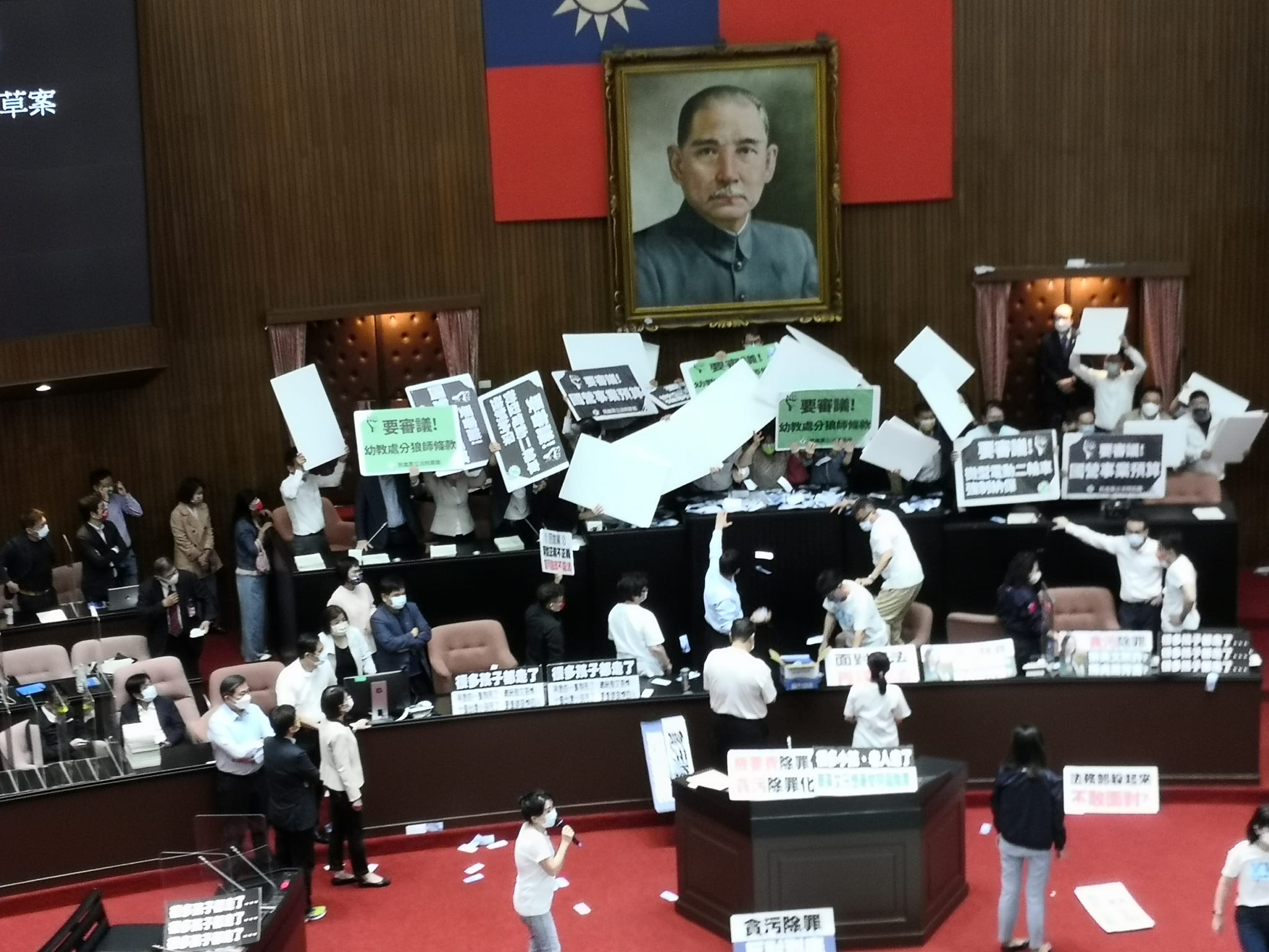 立法院會30日處理攸關國務機要費除罪化的「會計法修正案」，朝野立委爆發數波肢體衝突。 （劉玉秋攝）