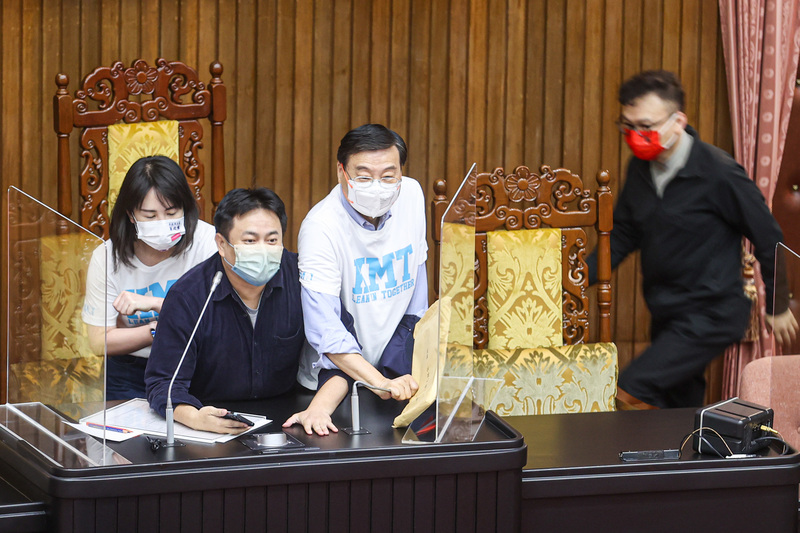 立法院會30日將處理攸關國務機要費除罪化的會計法第99條之一條文修正草案，國民黨立委一早7時30分進場占據主席台，黨團總召曾銘宗（右2）與民進黨立委洪申翰（右3）等人發生推擠。 (圖：中央社)
