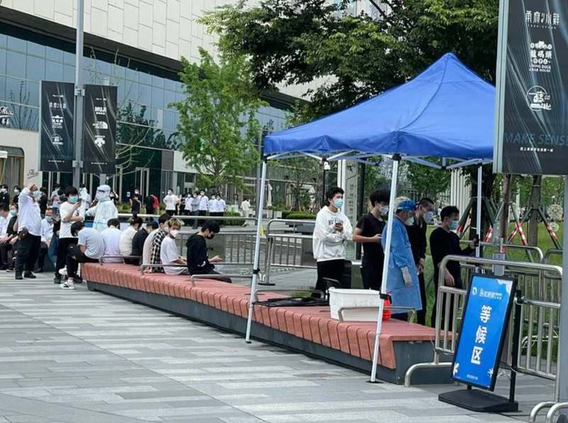 圖為上海一處賣場外排隊做核酸檢測的人龍。 (圖：中央社)