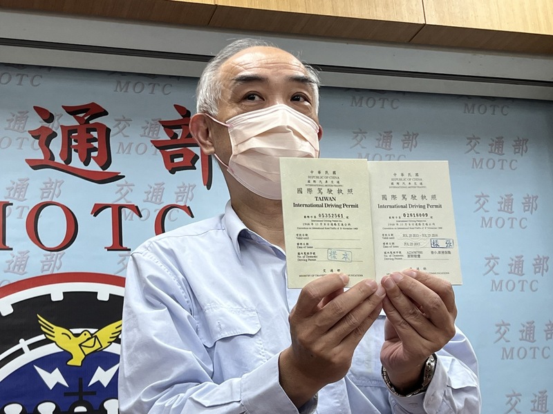 為了避免混淆，交通部公路總局將在國際駕駛執照封面加註「TAIWAN」，7月1日上路。圖為公路總局副總工程司兼監理組組長林義勝31日在記者會中出示新舊國際駕照，左為新版，右為舊版。 (圖：中央社)