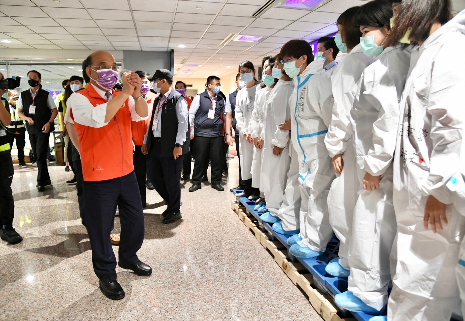 行政院長蘇貞昌(左一)31日前往桃園國際機場視察邊境防疫，並慰勉防疫人員的辛勞。 (行政院提供)
